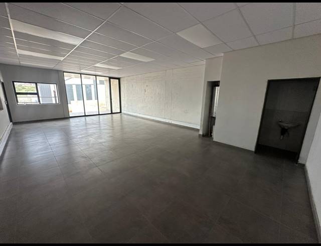 555M² WAREHOUSE TO LET IN LANSERIA